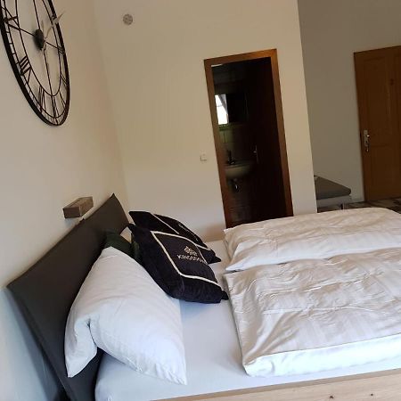 Hotelzimmer Im Alten Reihenhaus Auf Der Stadtmauer Бахарах Екстериор снимка