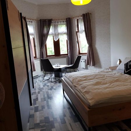 Hotelzimmer Im Alten Reihenhaus Auf Der Stadtmauer Бахарах Екстериор снимка