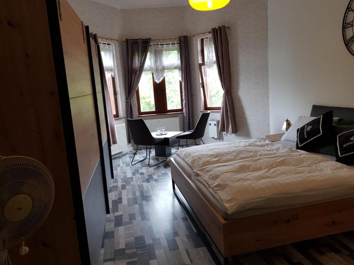 Hotelzimmer Im Alten Reihenhaus Auf Der Stadtmauer Бахарах Екстериор снимка