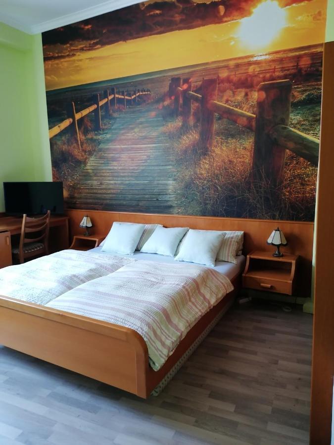 Hotelzimmer Im Alten Reihenhaus Auf Der Stadtmauer Бахарах Екстериор снимка